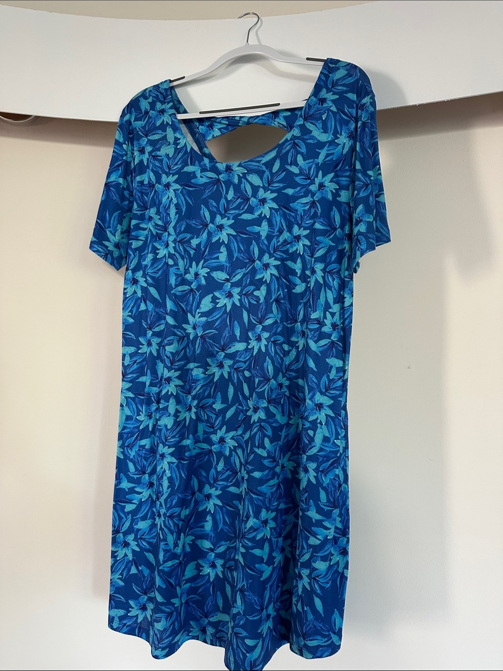 Blue Floral Midi Dress with Short Sleeves and V-Back Detail